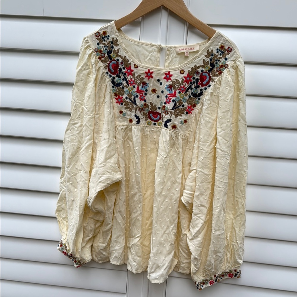 Solitaire Cream and Red Embellished Relaxed Blouse Sz Medium